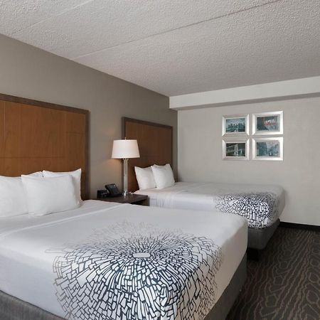 La Quinta By Wyndham Secaucus Meadowlands Hotel Exterior photo