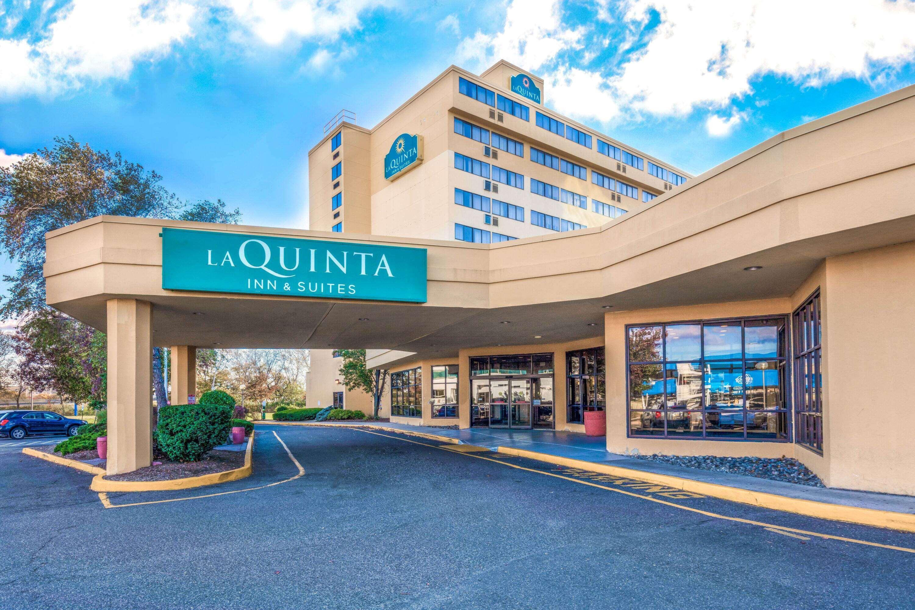 La Quinta By Wyndham Secaucus Meadowlands Hotel Exterior photo