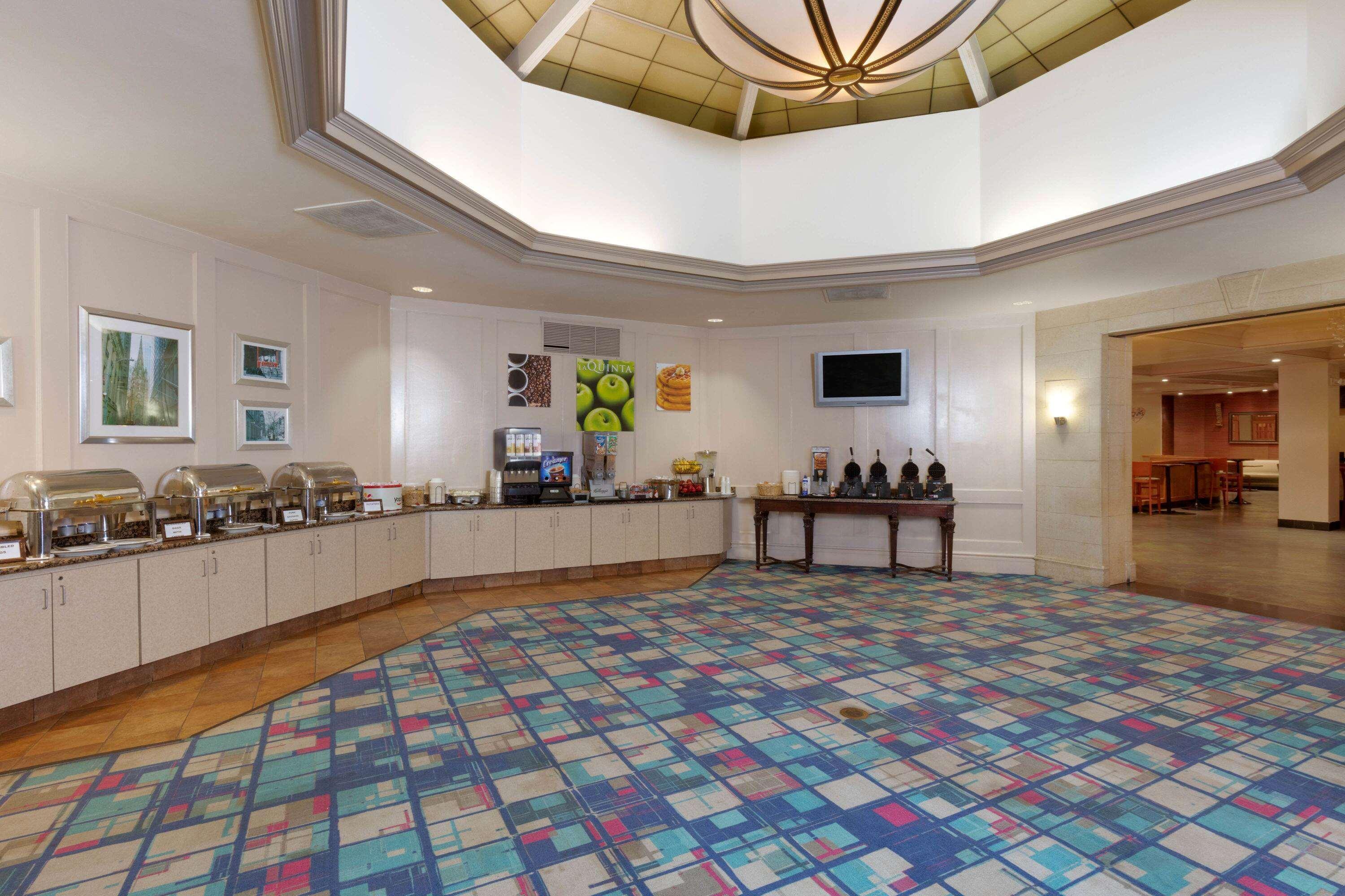 La Quinta By Wyndham Secaucus Meadowlands Hotel Exterior photo