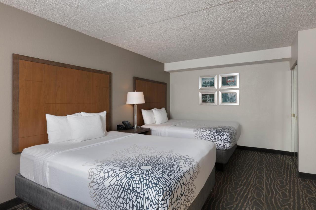 La Quinta By Wyndham Secaucus Meadowlands Hotel Exterior photo