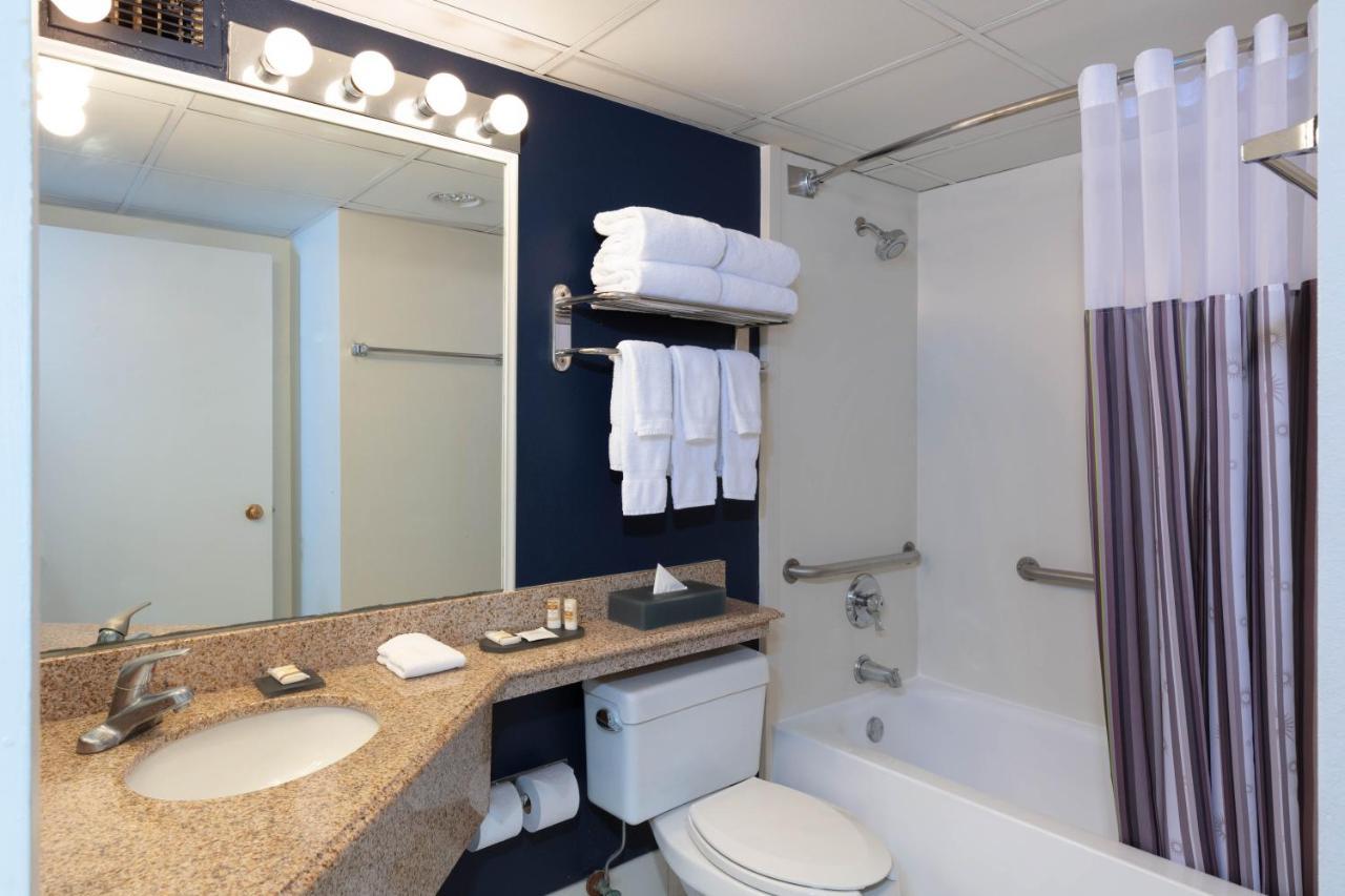 La Quinta By Wyndham Secaucus Meadowlands Hotel Exterior photo